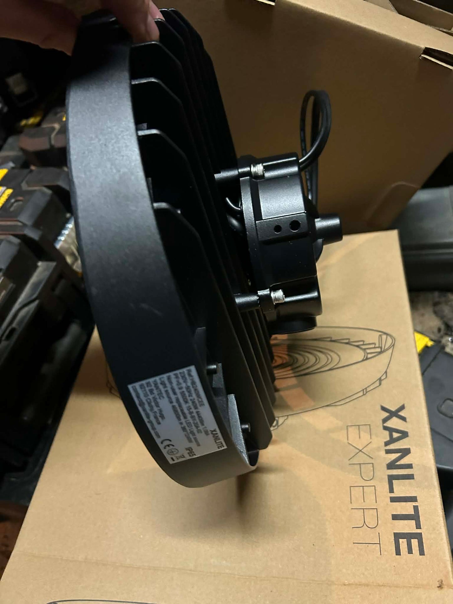 Projecteur LED Industriel Haute Puissance – 240W (Équivalent 2300W)