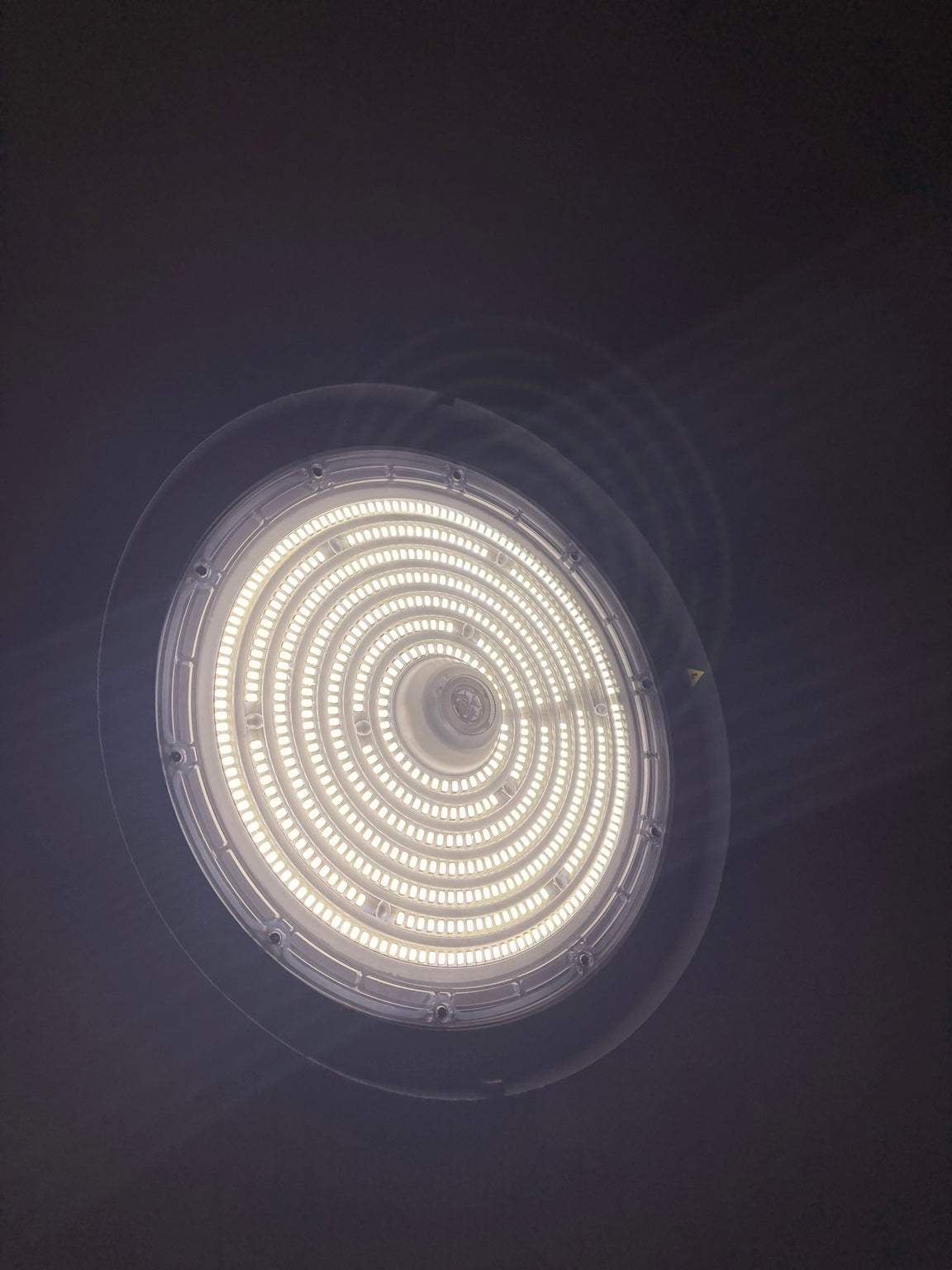 Projecteur LED Industriel Haute Puissance – 240W (Équivalent 2300W)